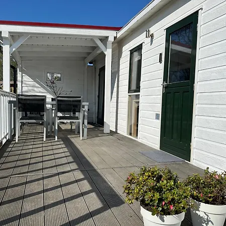 525 Op Recreatiepark De Wielen Chalet